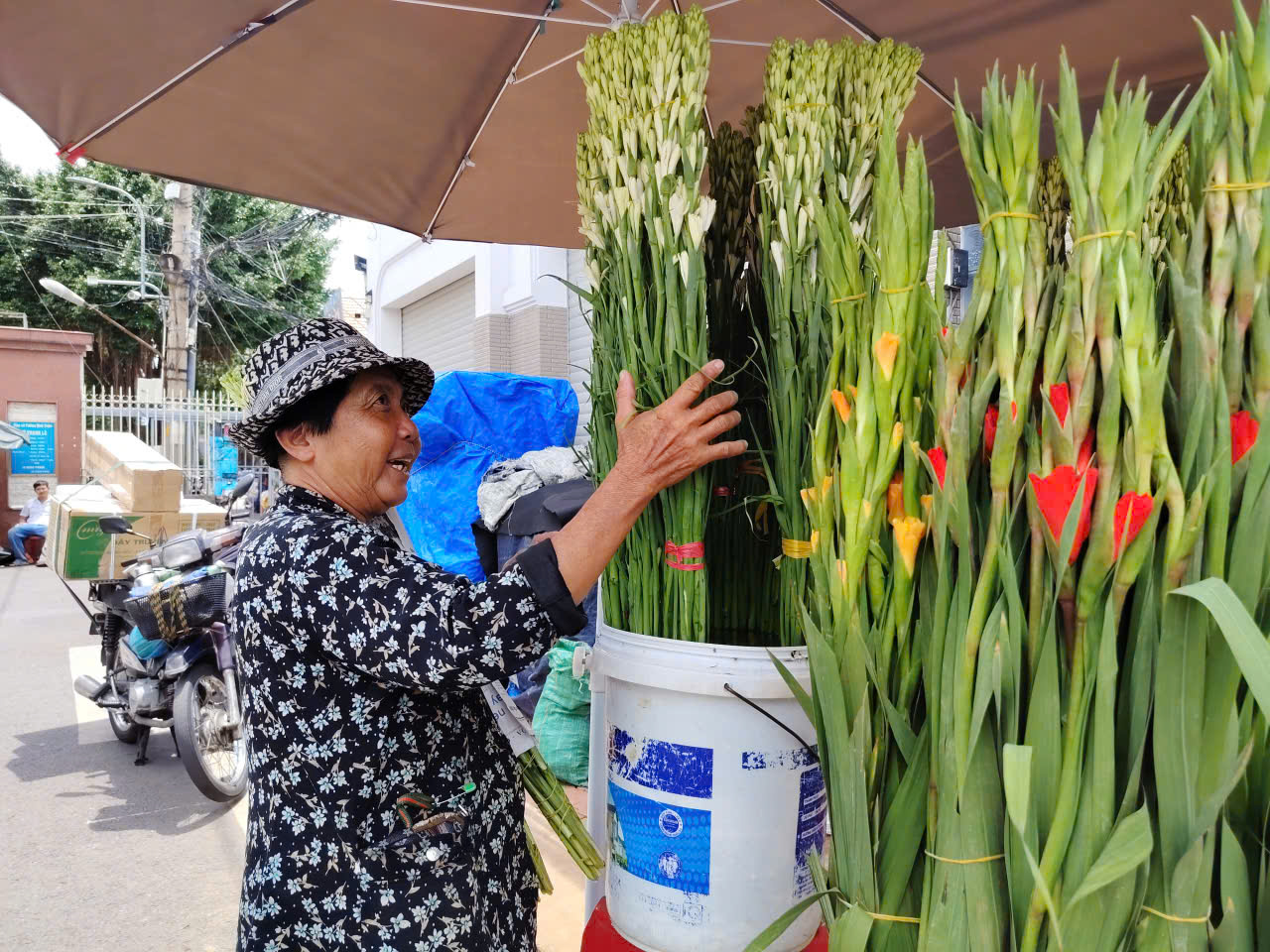 Những hàng hoa trước cổng giáo đường